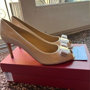 BRAND NEW SALVATORE FERRAGAMO POLA SIZE 10.5 New Bisque Patentcalf